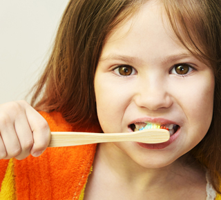 girl cleaning teeth